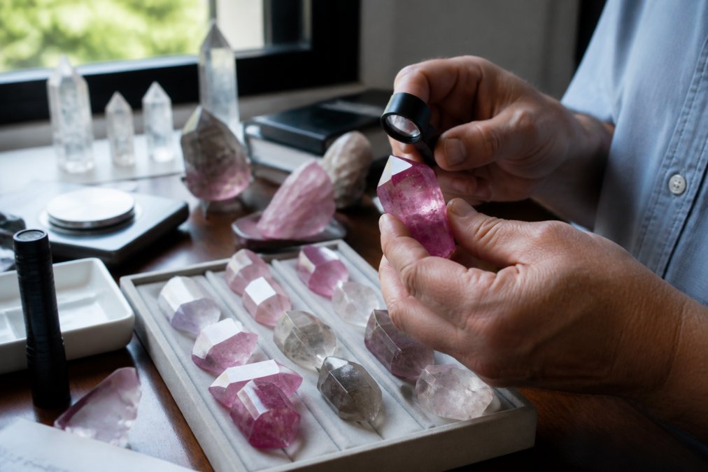 How to Identify Dyed Quartz Specimens: 8 Tests